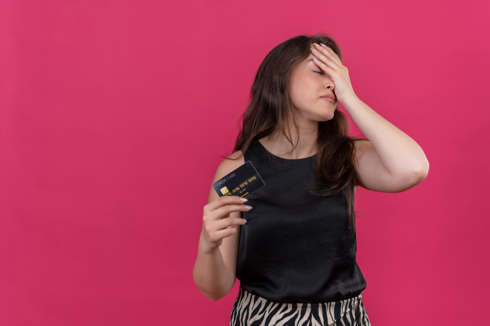 Mujer sosteniendo una tarjeta de crédito