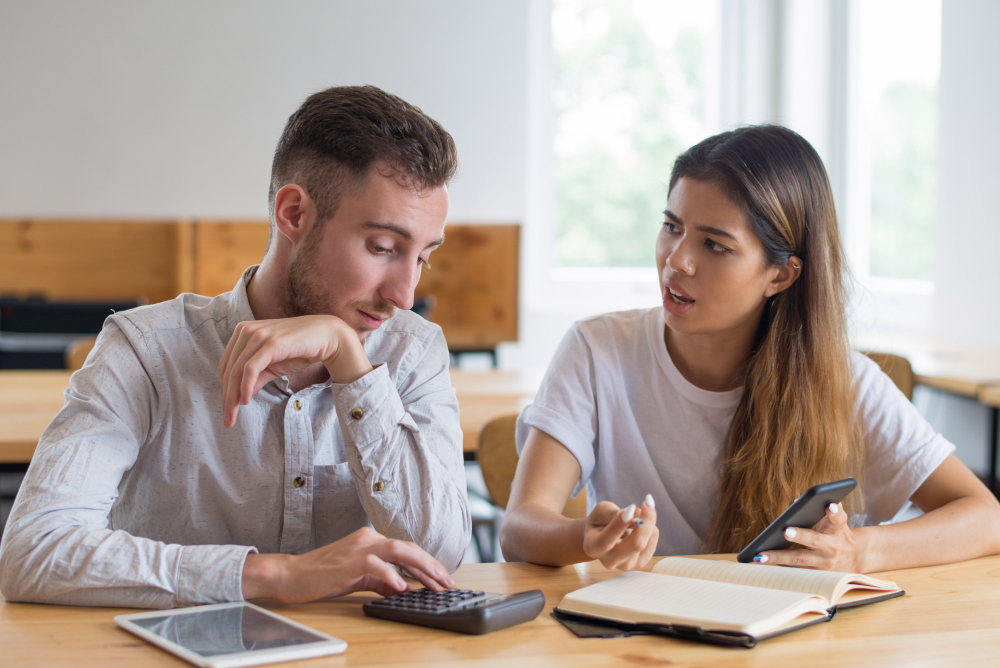 Persona comparando alternativas financieras en una mesa