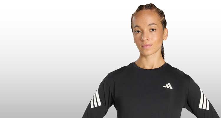 Donna che corre con abbigliamento tecnico