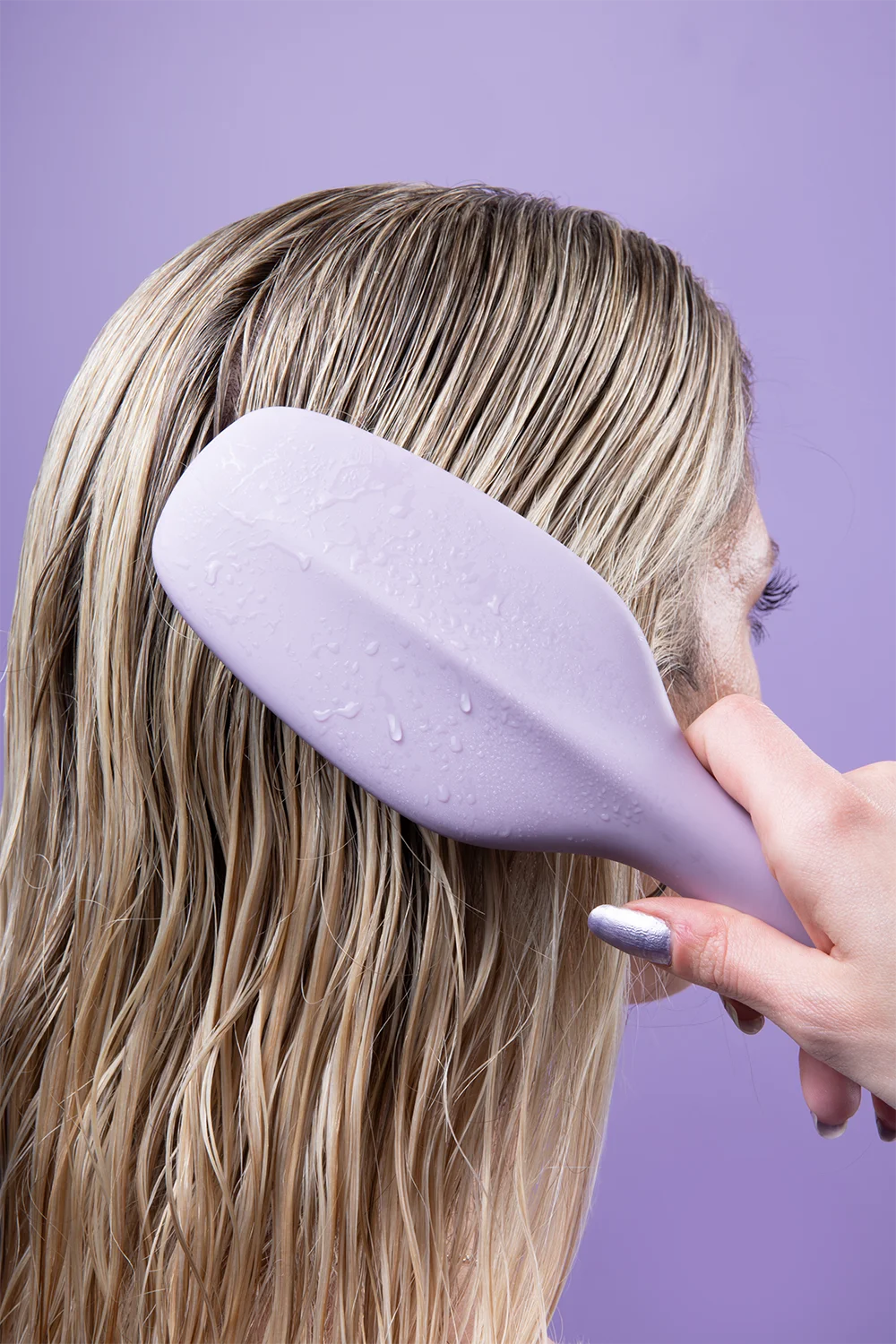 Model using Cliphair Detangling Hairbrush