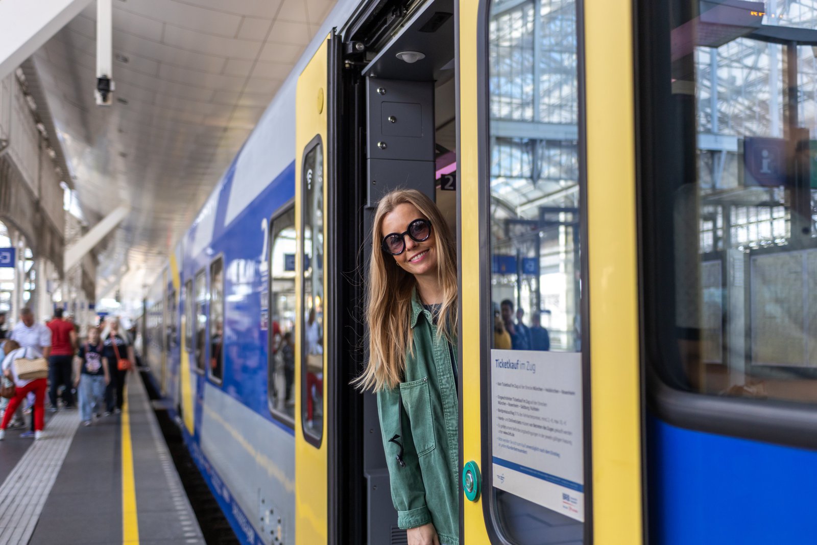 Ankunft eines Regionalzuges an einem Bahnhof