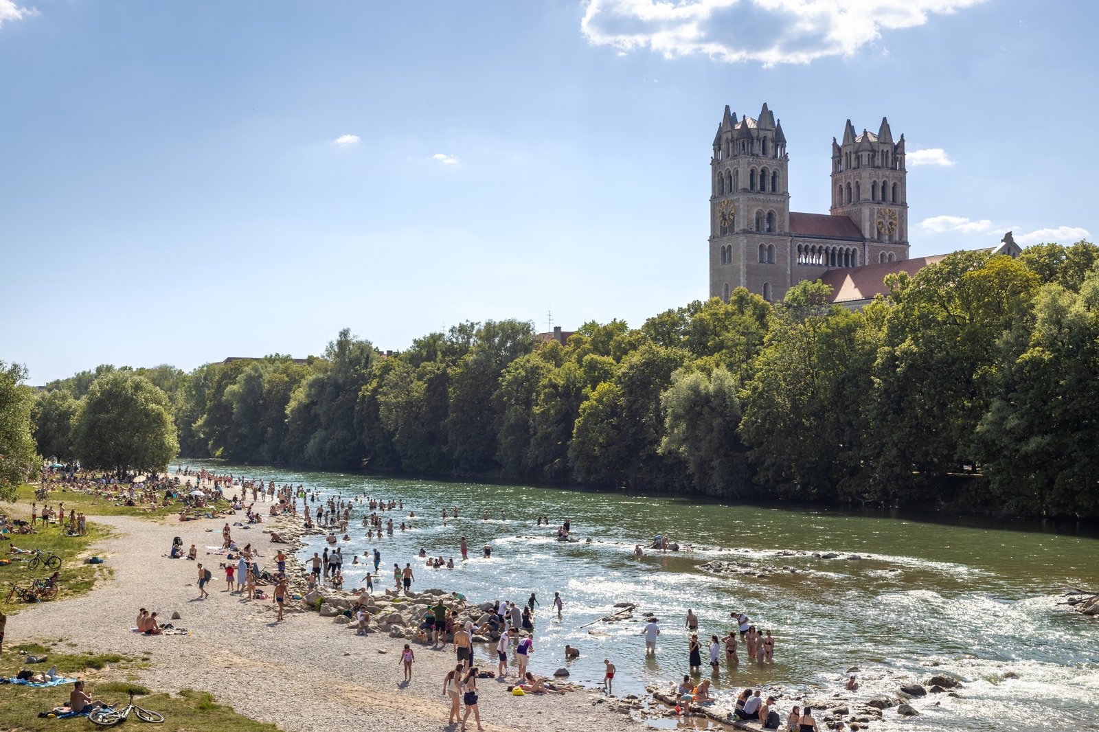 Isar mit Kirche am Flussufer als Reiseziel