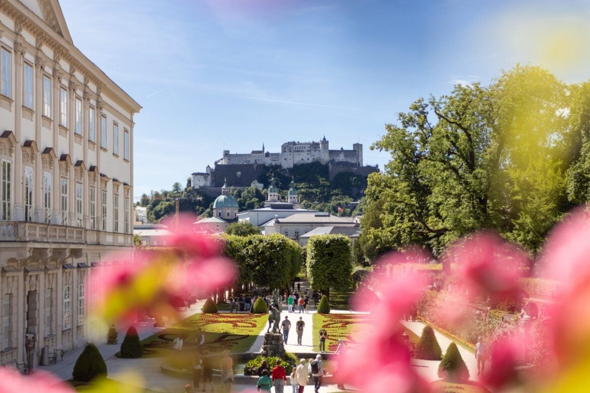 Sommerlicher Mirabellgarten als Ausflugsziel mit dem Deutschlandticket