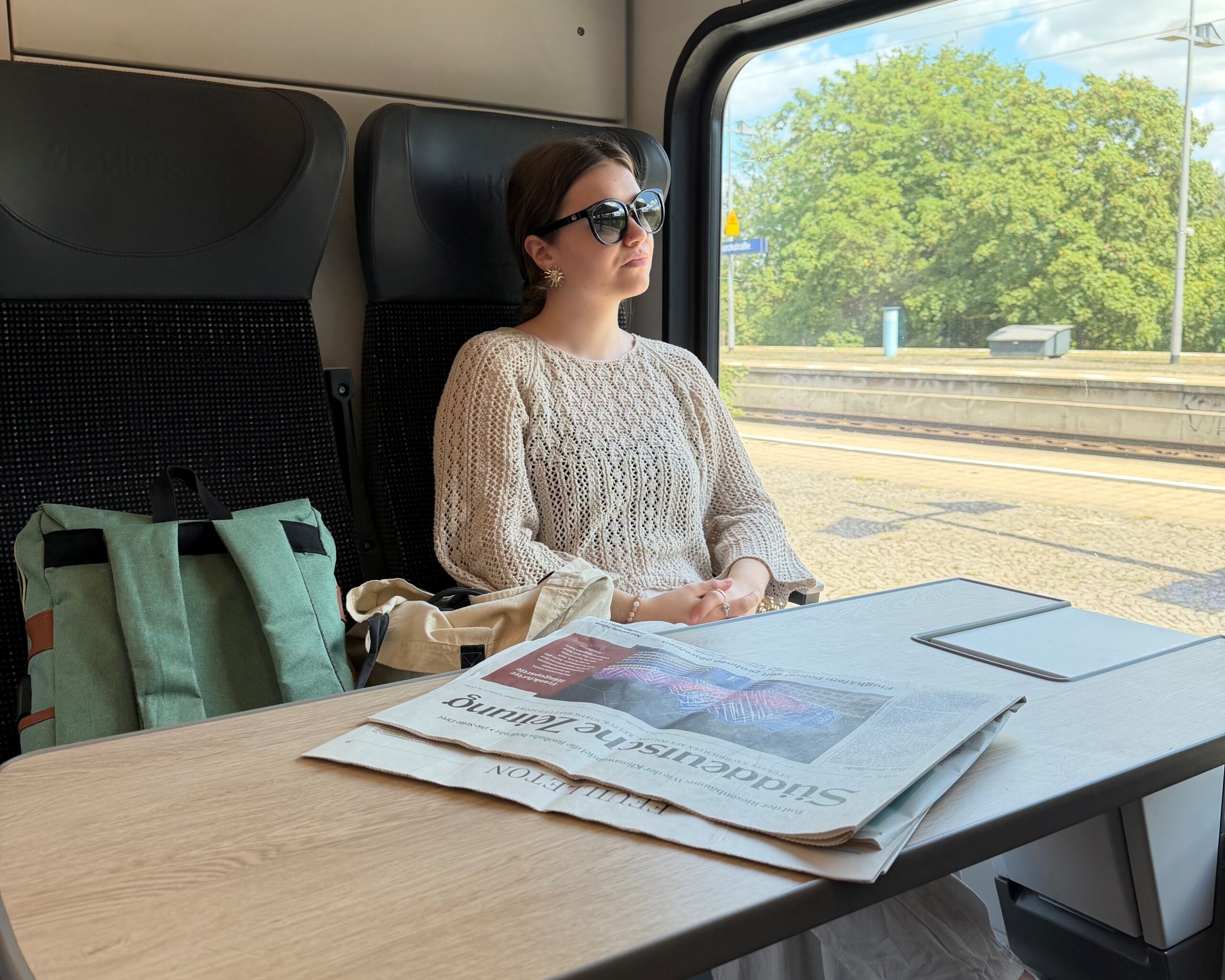 Reisende sitzt entspannt in einem Zug