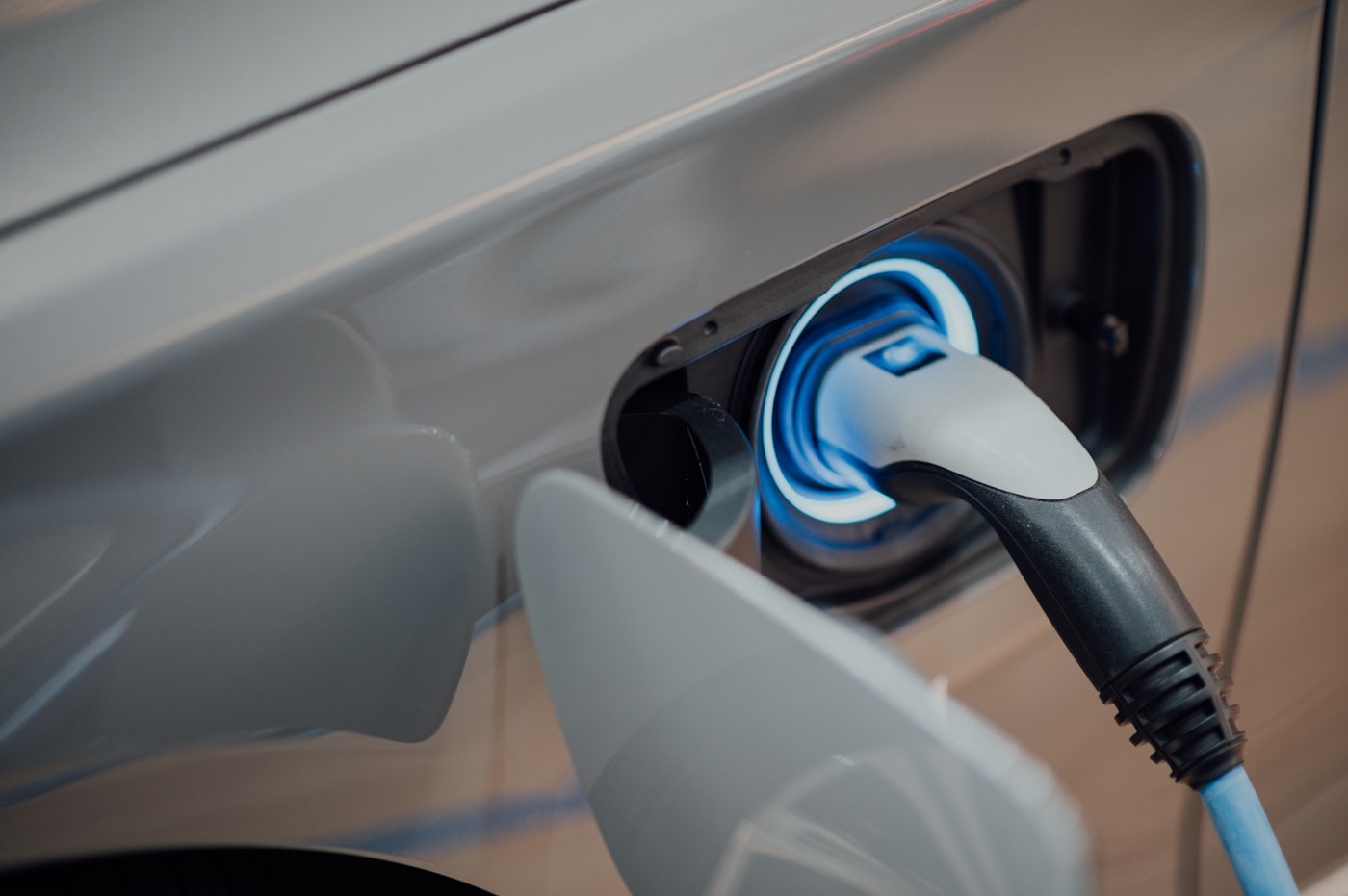 Voiture électrique en cours de recharge