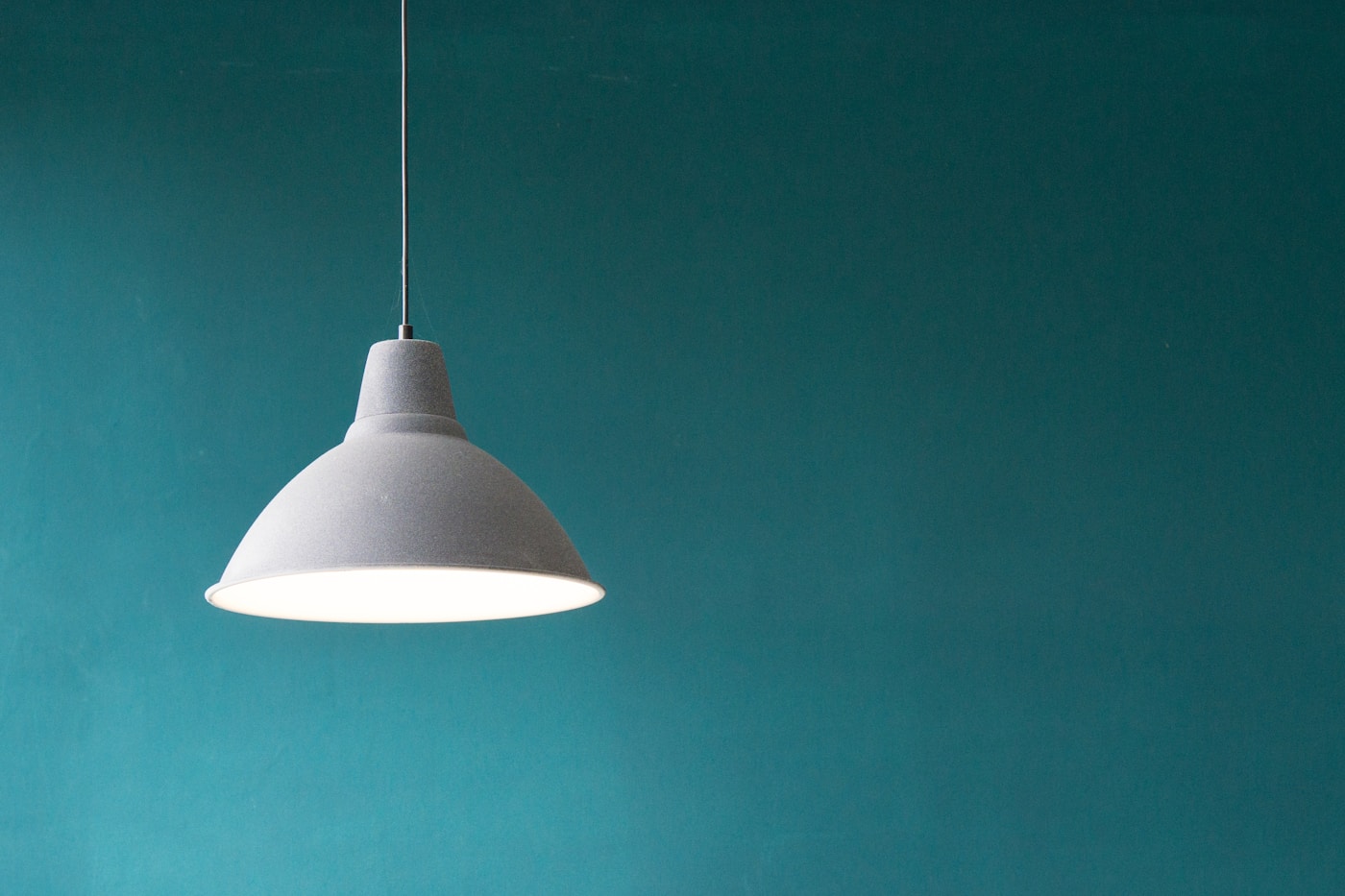 Lampe allumée dans un intérieur chaleureux