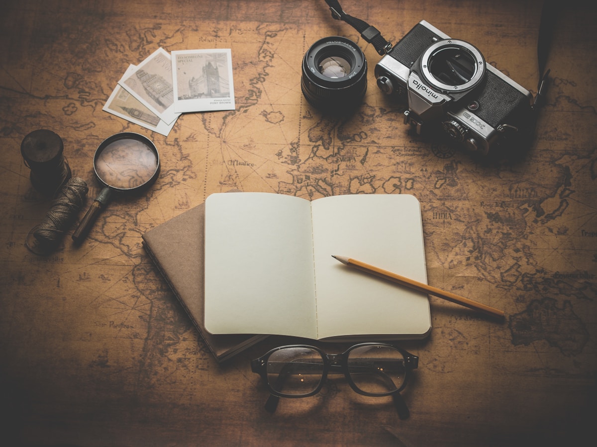 Mesa de viaje con cuaderno