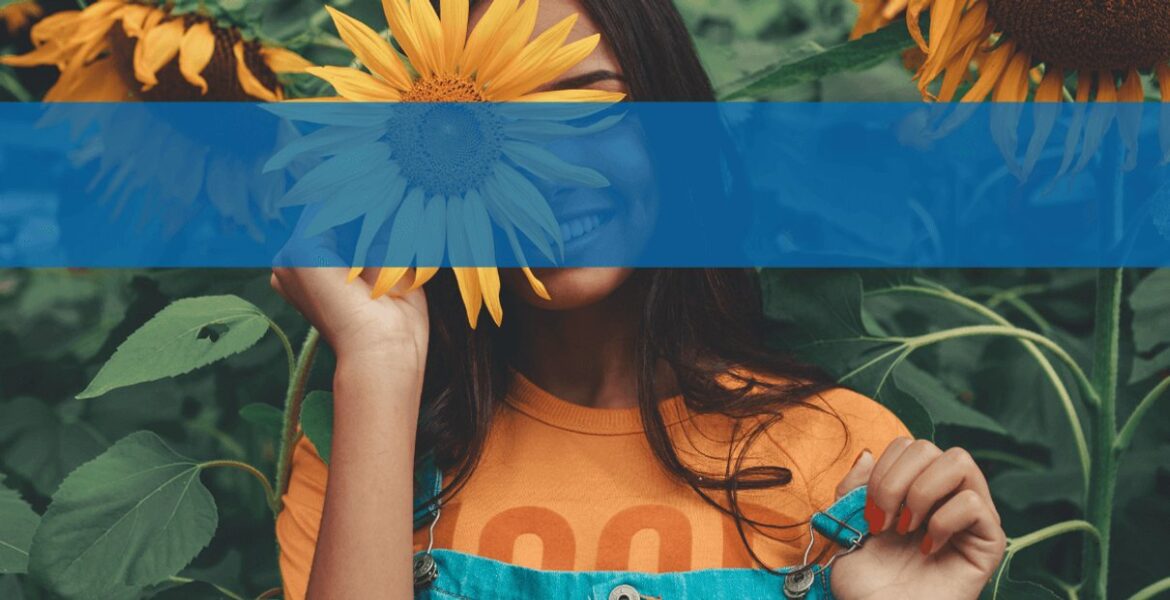 Mujer sosteniendo un girasol