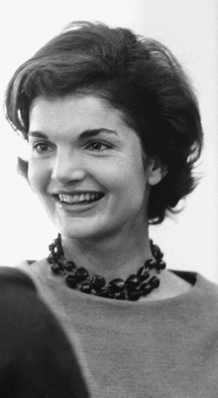 Portrait en noir et blanc portant le collier Jackie