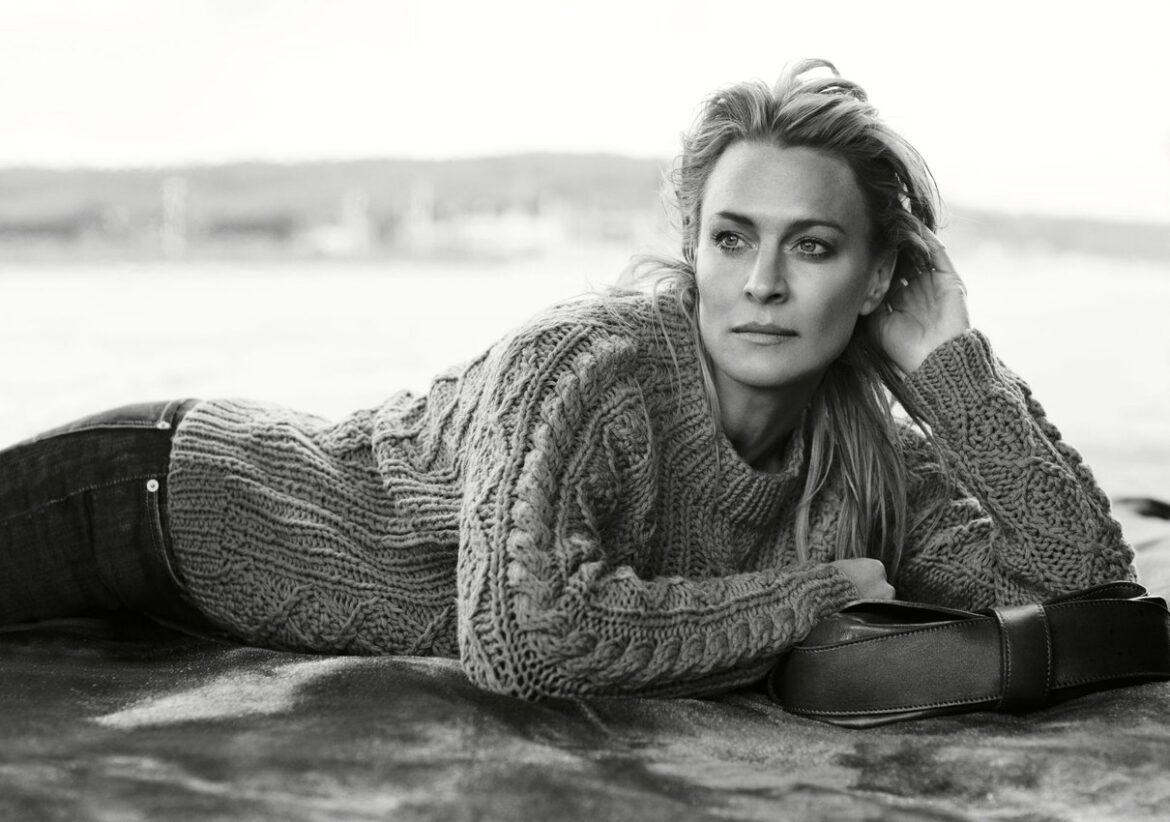 Campagne de mode Gerard Darel avec un pull blanc
