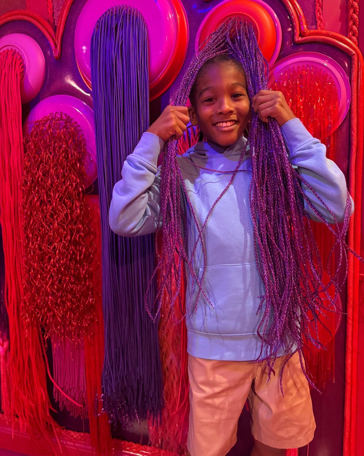 Visitor posing in a colorful Jamnola exhibit
