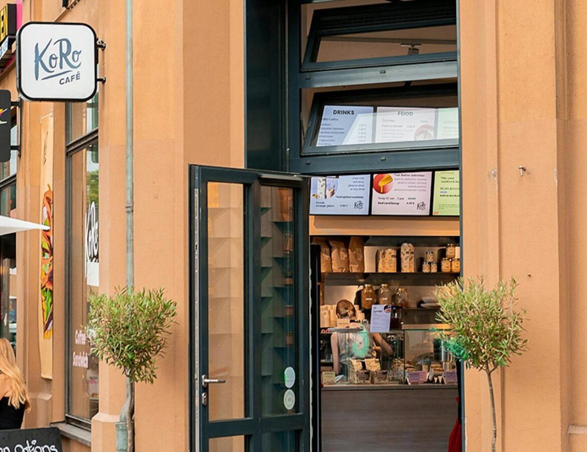 KoRo Café mit sichtbarem Eingang und urbaner Alltagsszene