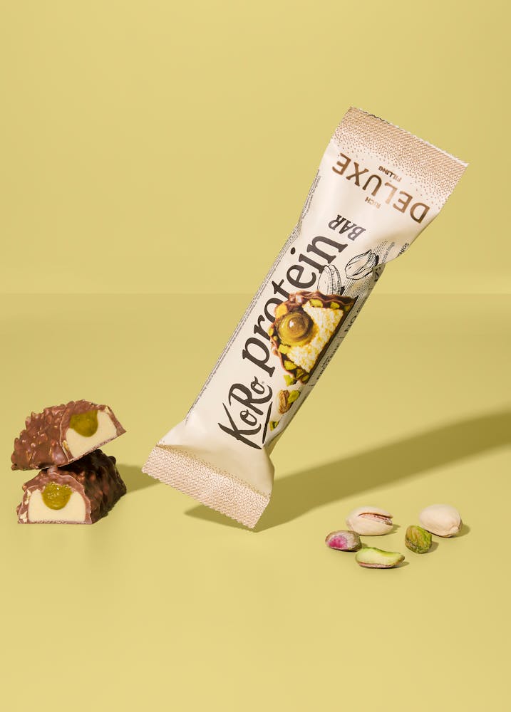 Protein Bar Deluxe with Pistachio Butter in Verpackung mit Pistazien