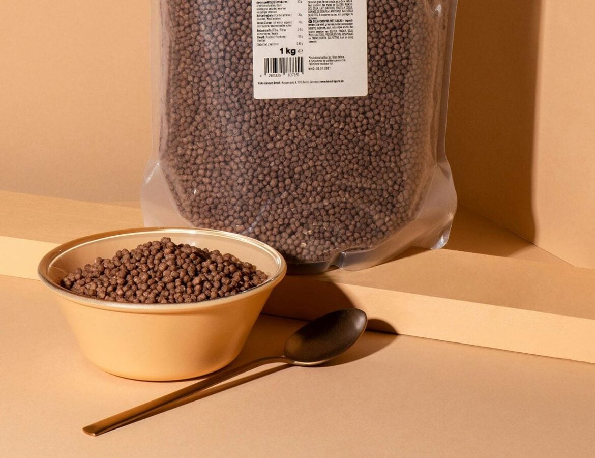 Packung Soja Protein Crispies mit Kakao auf hellem Hintergrund