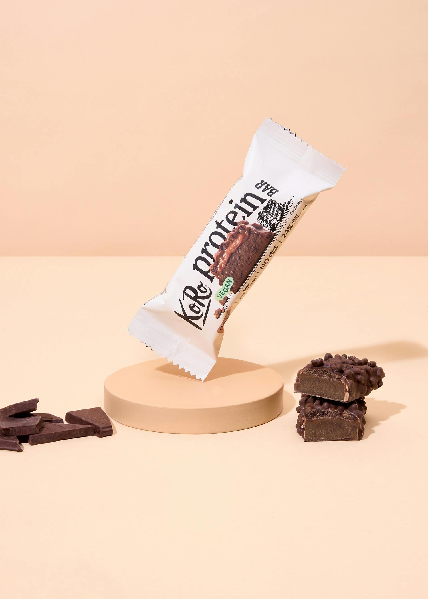 Veganer Proteinriegel Schokolade Brownie auf hellem Hintergrund
