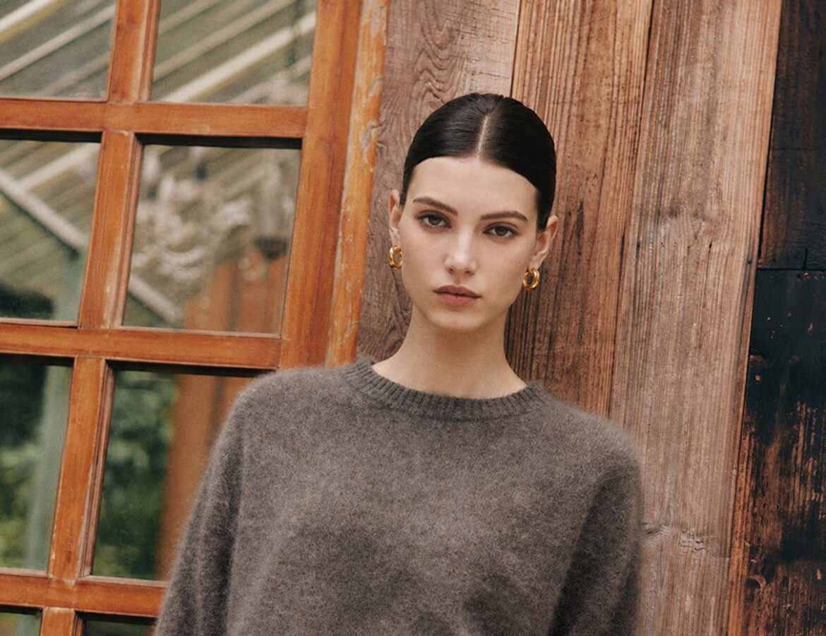 Lilysilk Kaschmirpullover in einer Lifestyle-Szene