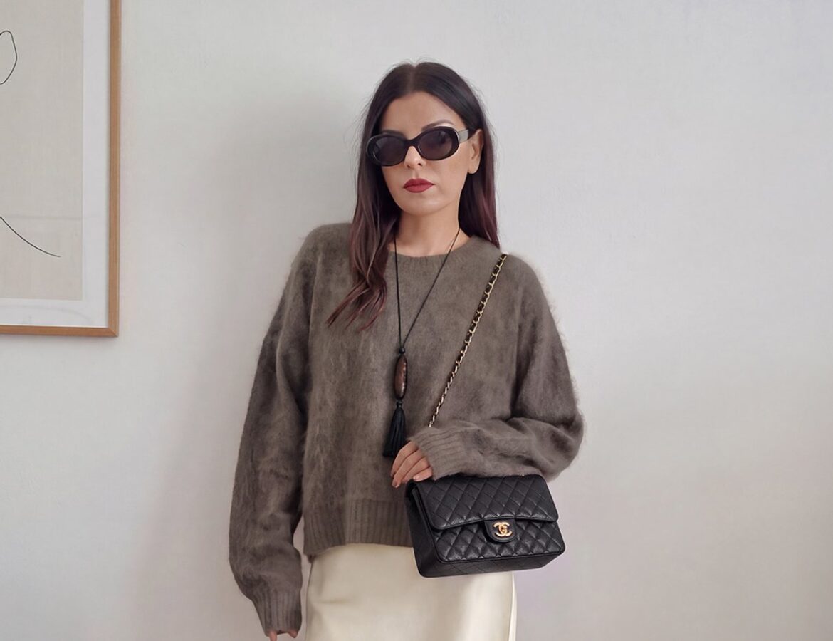 Modella Lilysilk con maglione e gonna