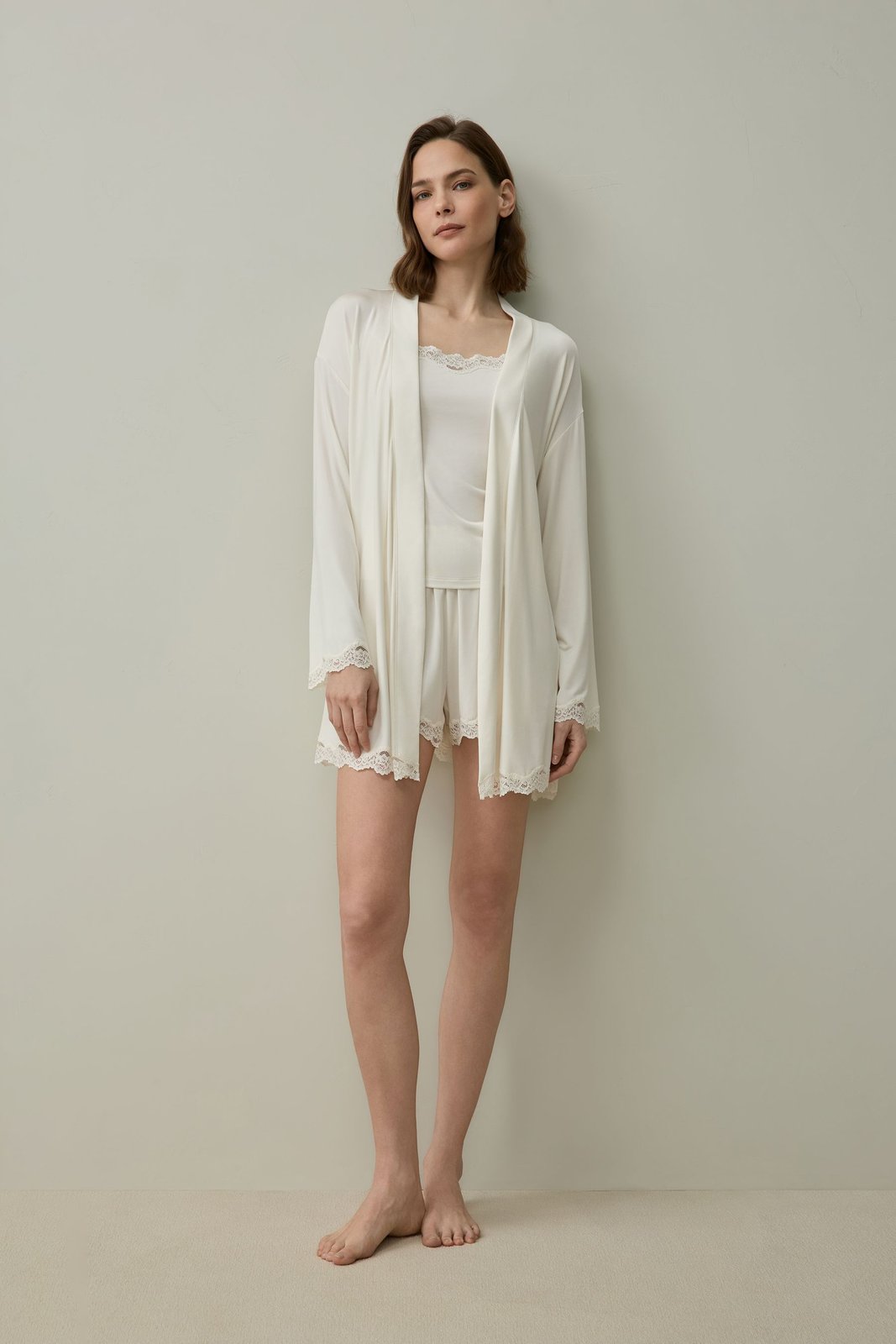 Robe portefeuille blanche en jersey de soie avec bordure en dentelle