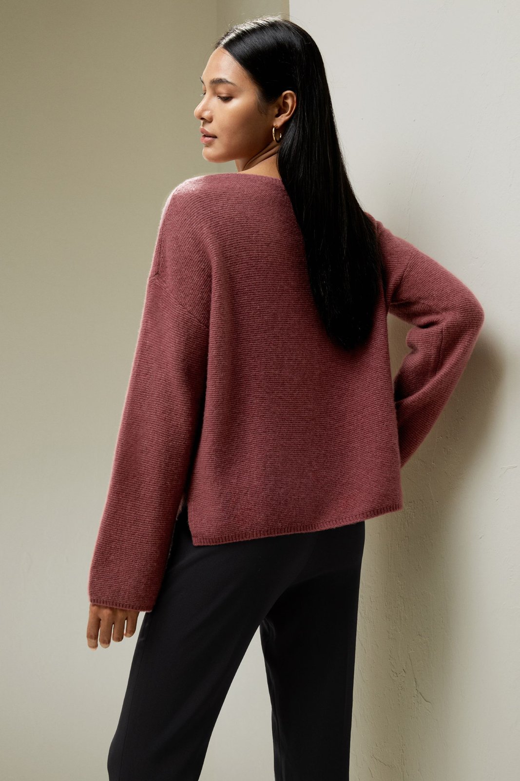 Lilysilk Silk-Cashmere-Sweatshirt an einem Model