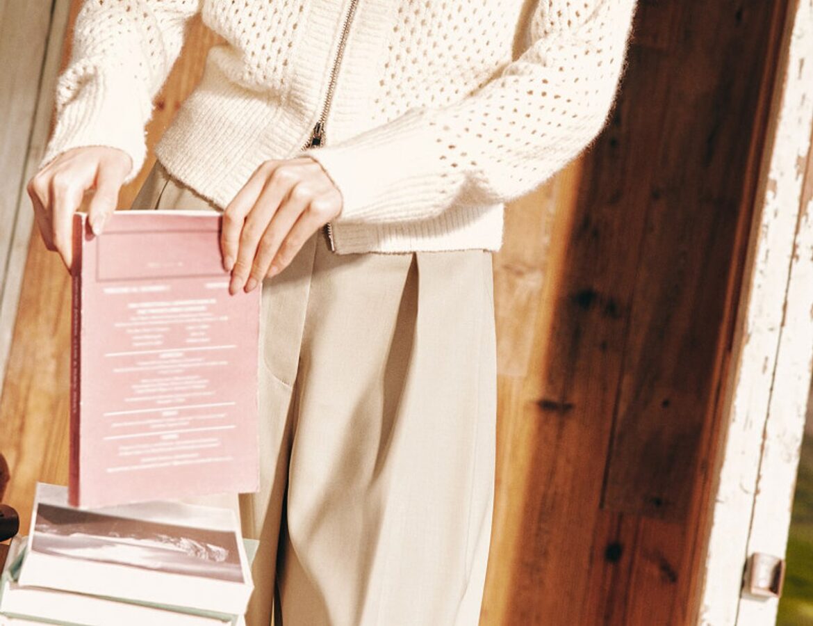 Person trägt einen vollständigen Lilysilk-Seidenlook für die Übergangszeit