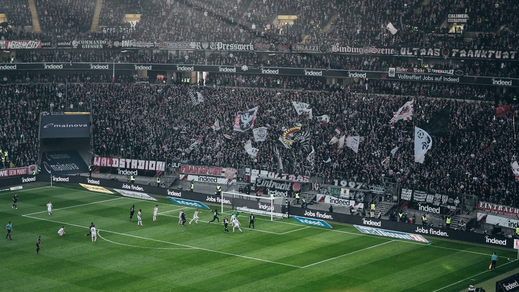 Eintracht Frankfurtin jalkapallo-ottelun tunnelma