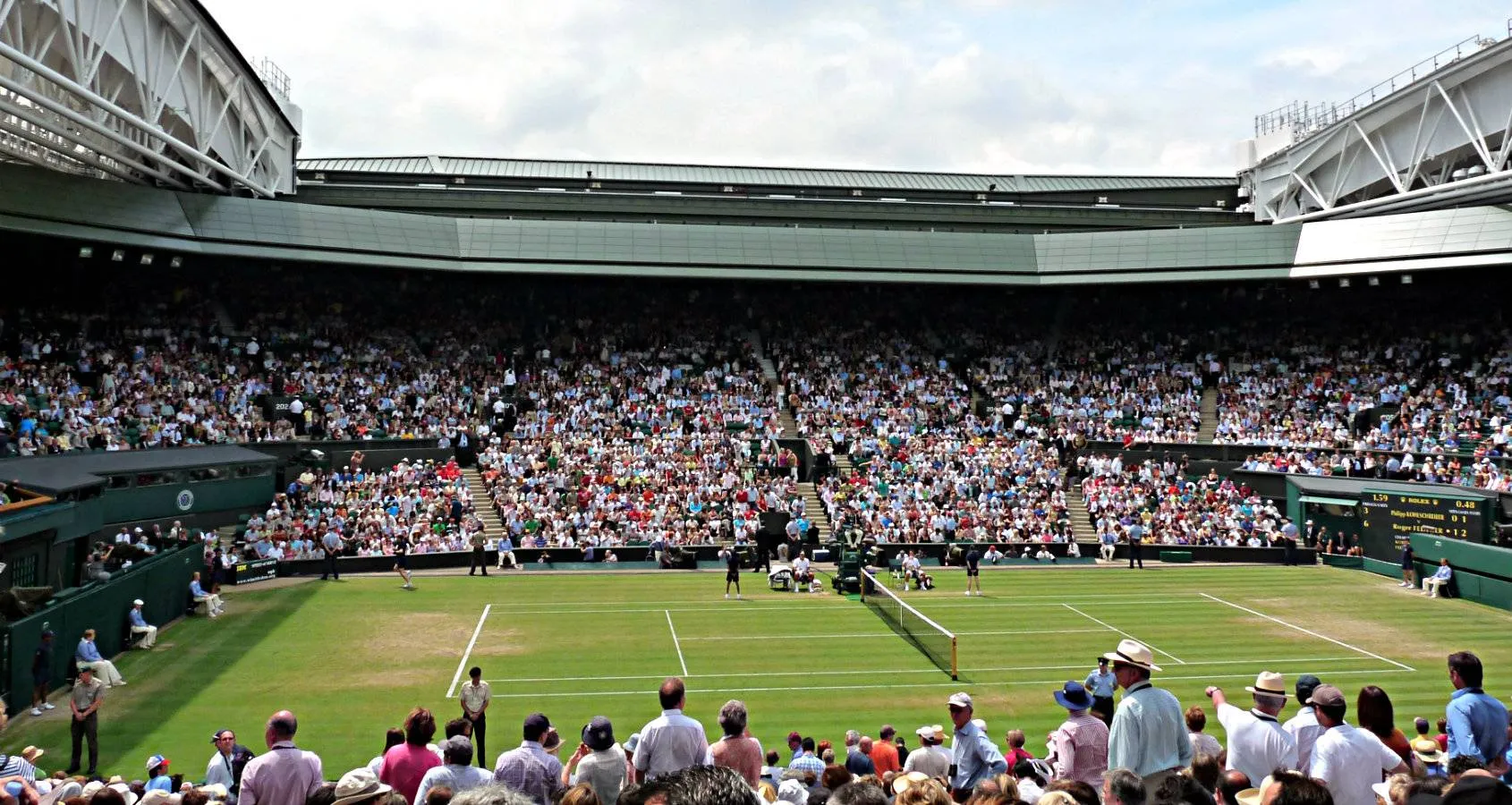 Wimbledonin Centre Court ja vihreä pelikenttä