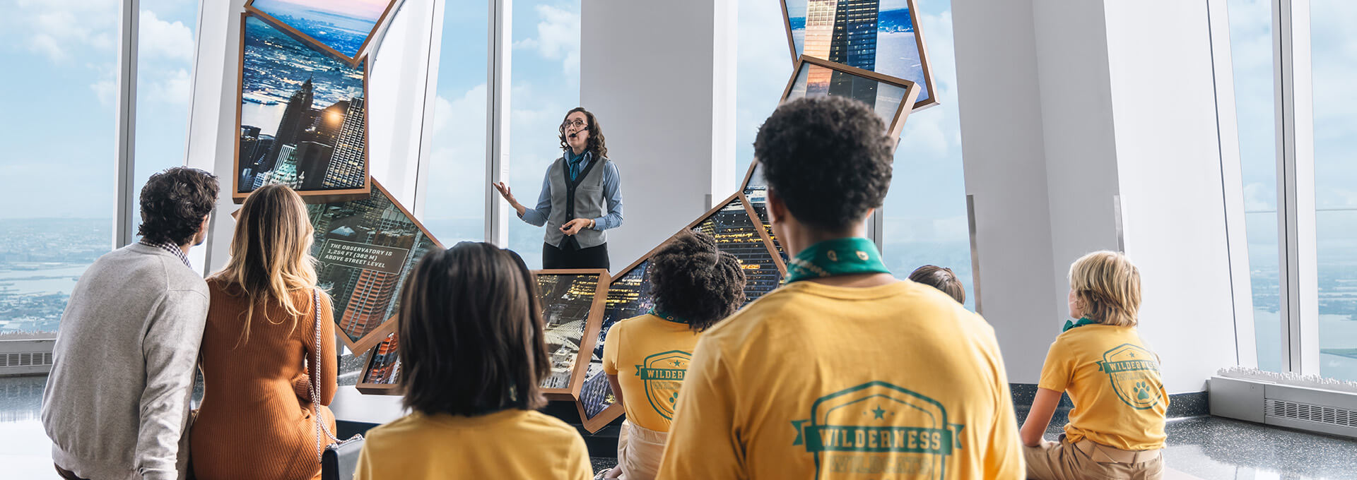 Grupo de visitantes reunido no One World Observatory