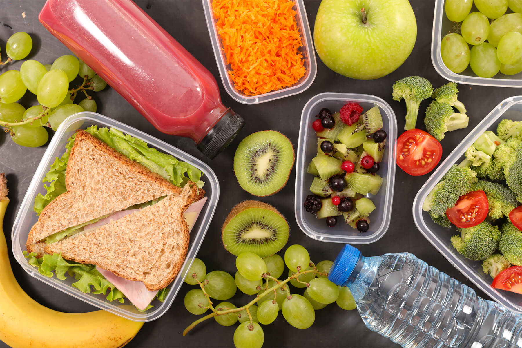 Almoço embalado com frutas em uma oferta gastronômica