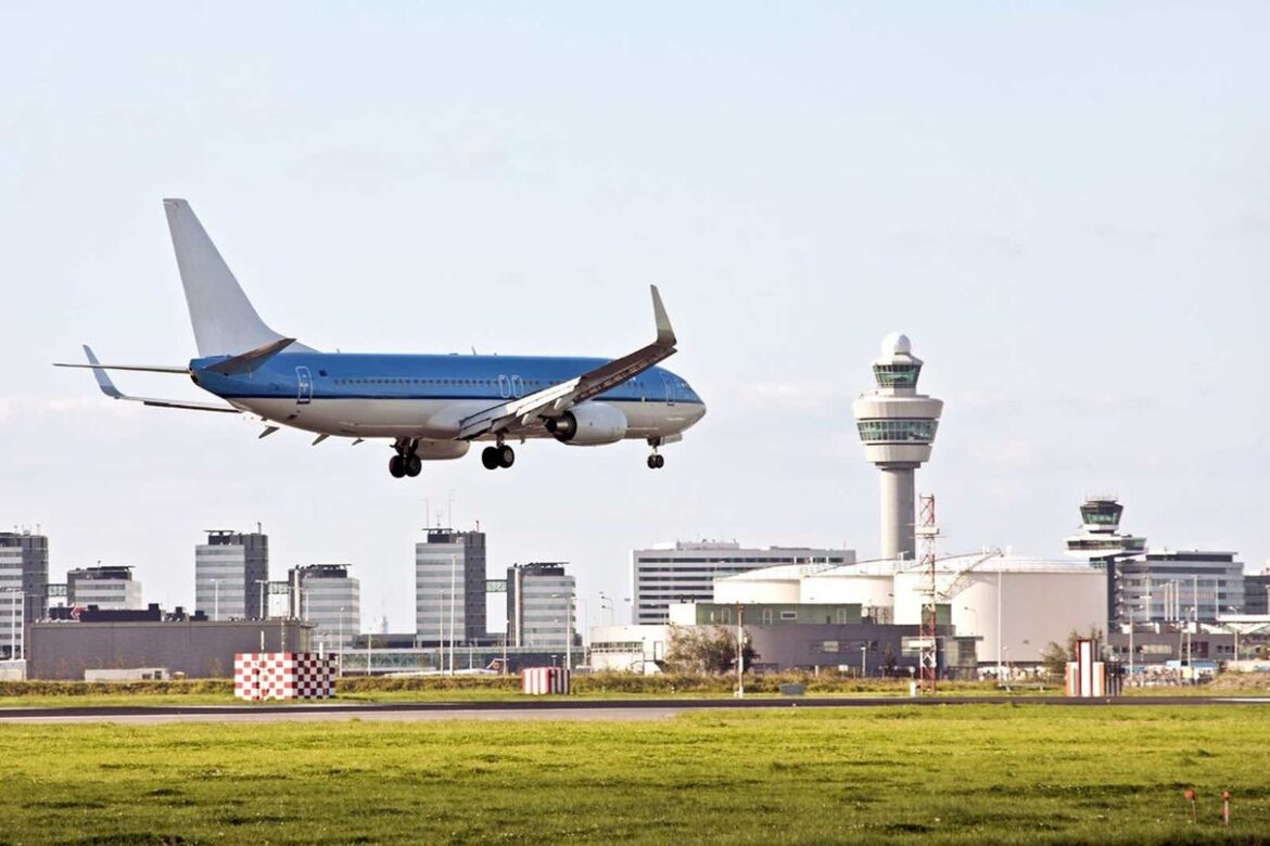 Flughafenszene am Amsterdam Schiphol Airport für Parkvia
