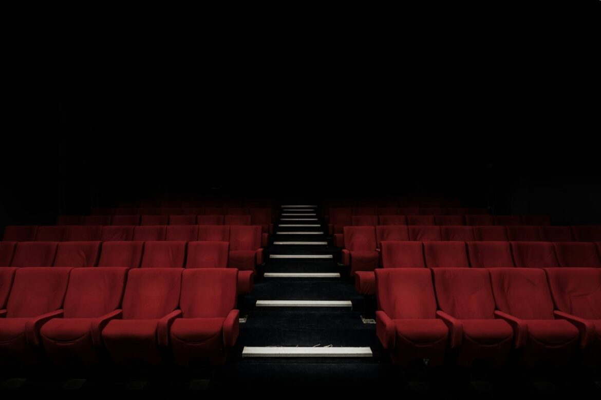 Biografsal med stor filmskærm