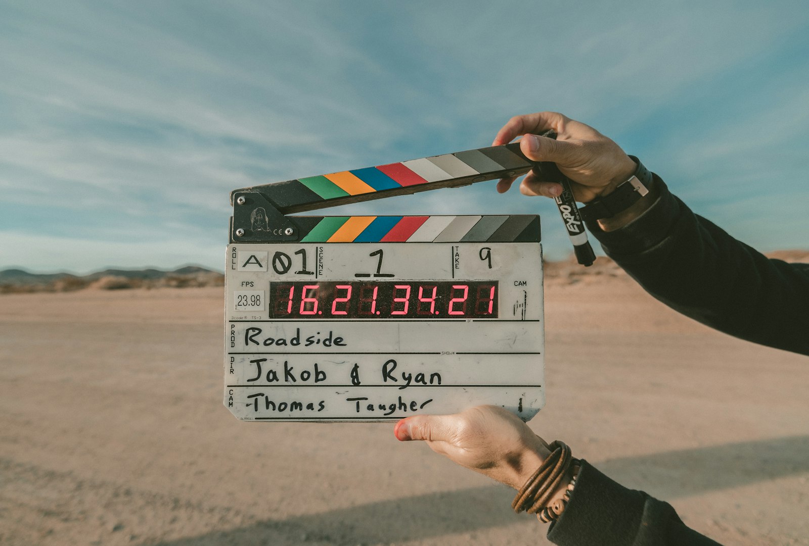 Filmklap i et udendørs landskab