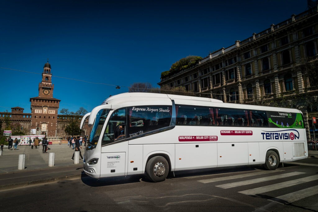 Autobus Terravision in una strada di Milano
