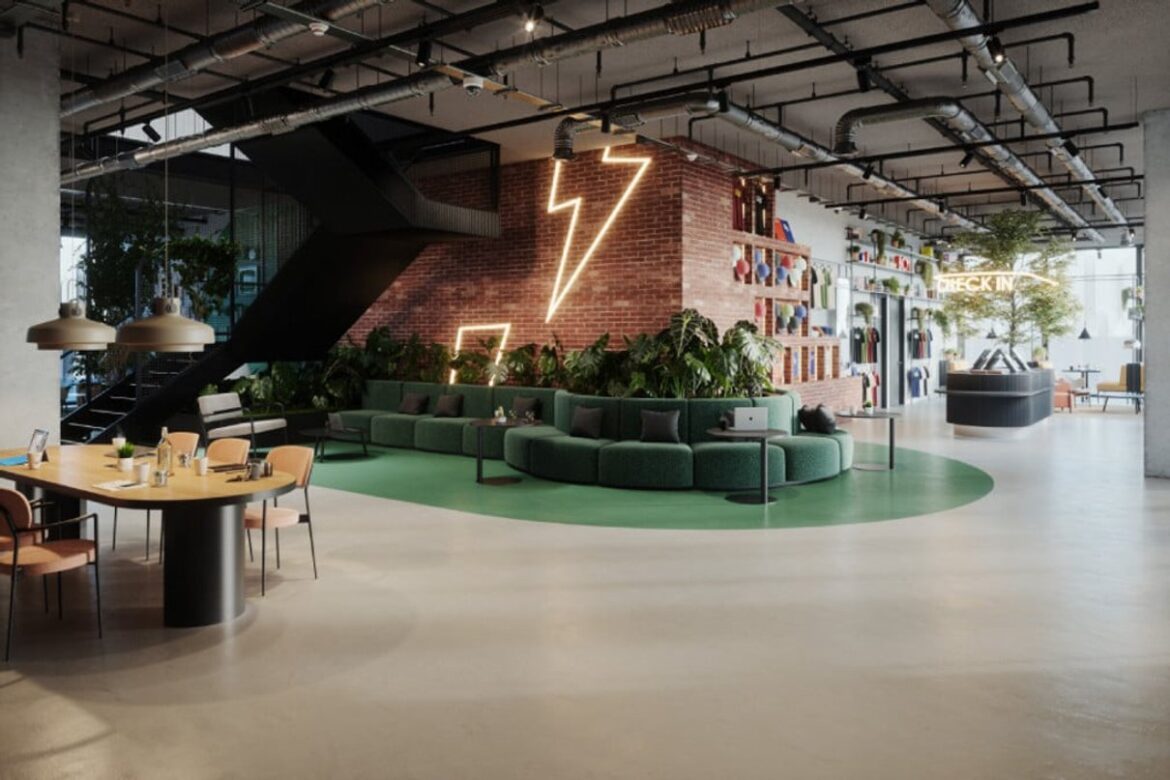 Lobby con sofás y recepción de The Social Hub en Barcelona