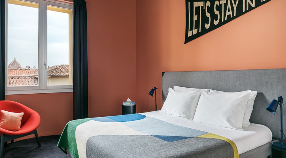 Large Double Room de The Social Hub con cama doble y luz natural