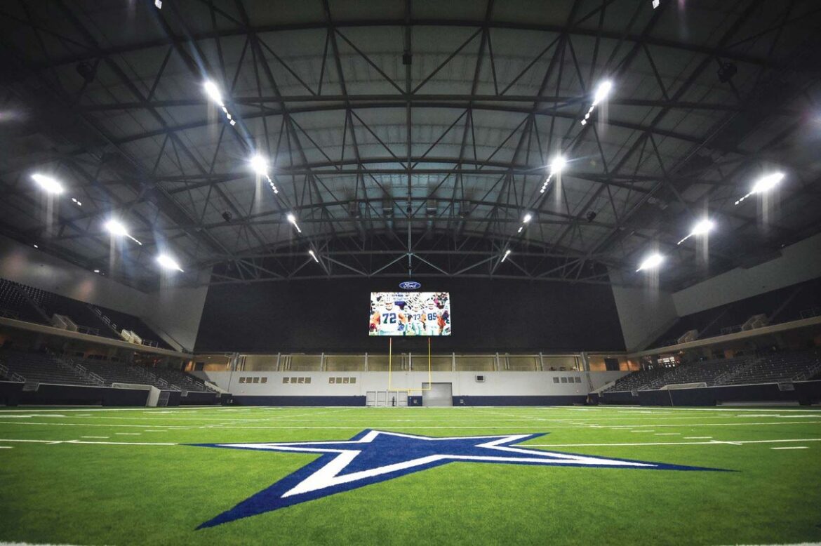 Campo de fútbol cubierto en The Star in Frisco