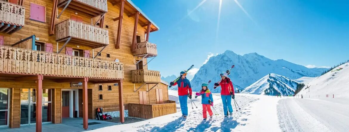 Famille en séjour dans une station de ski avec Vacances Lagrance