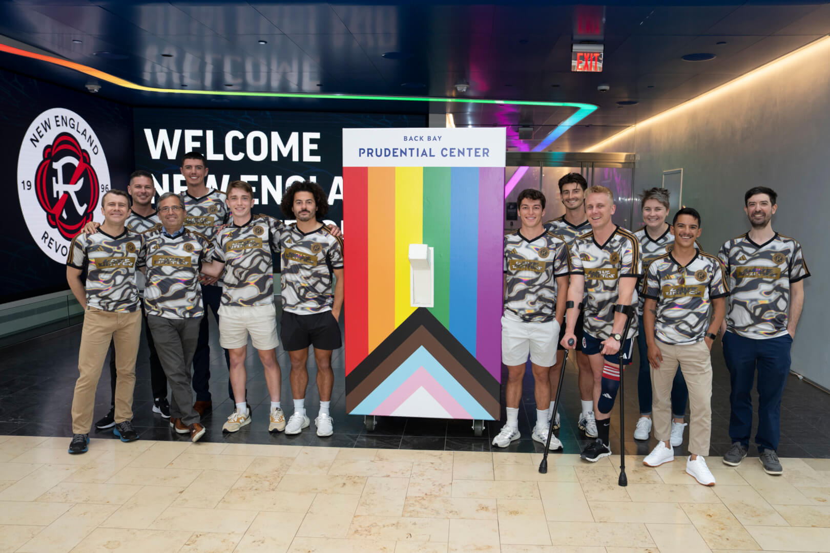 Equipo en un fotomatón del evento Pride de View Boston