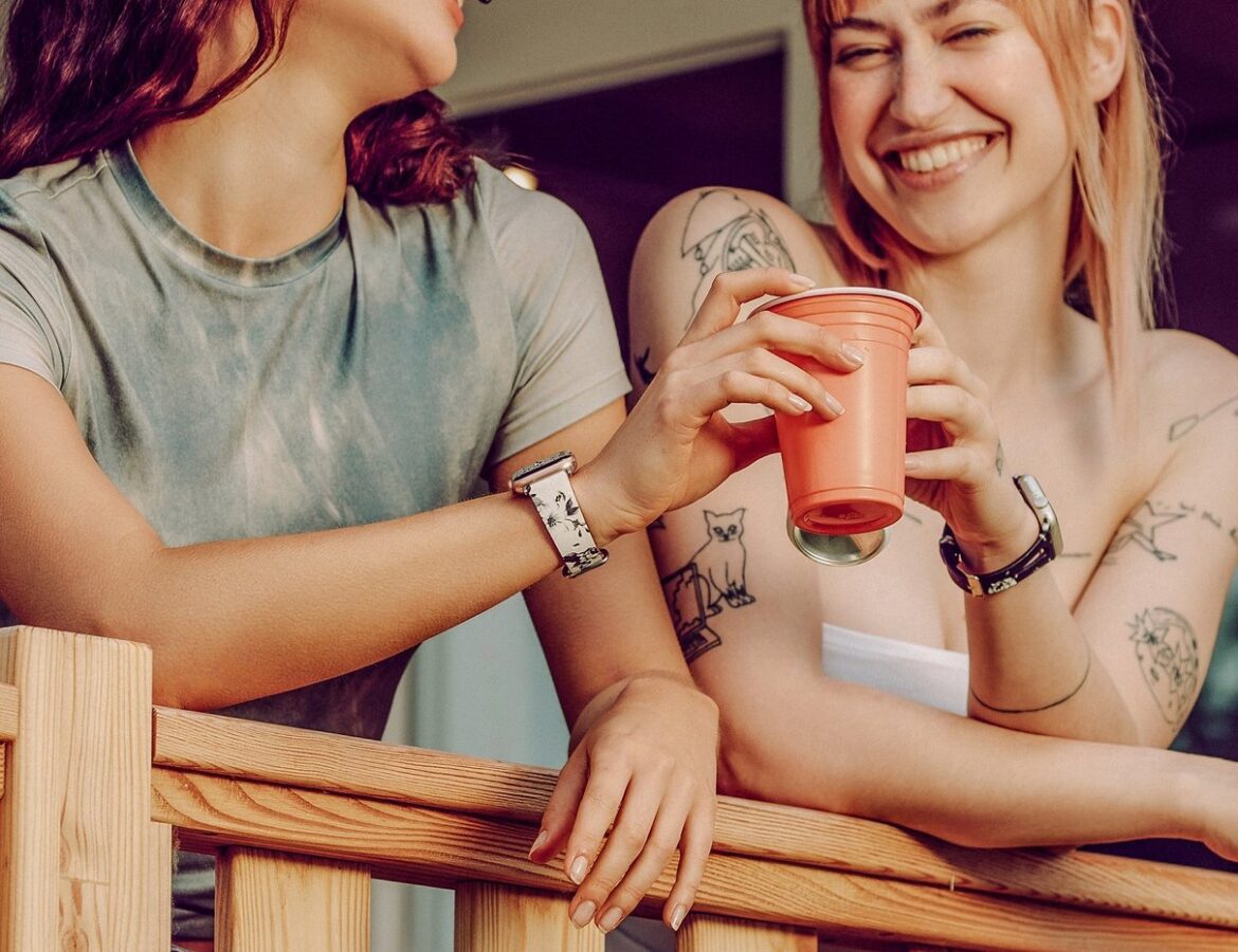 Zwei Frauen auf einem Balkon in einer Wristr Lifestyle-Szene