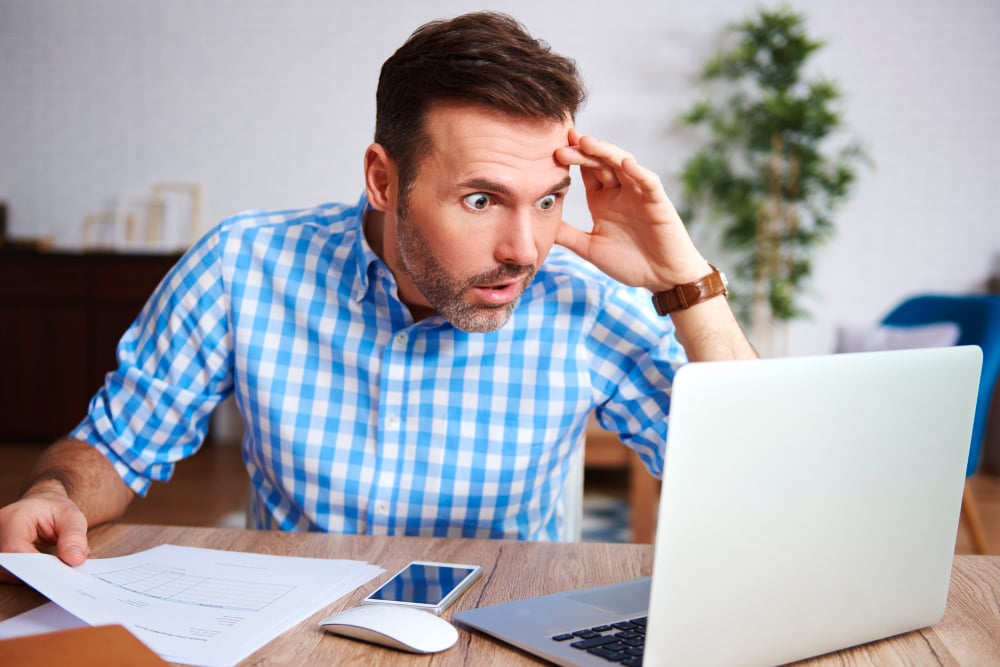 Persona revisando opciones de crédito personal