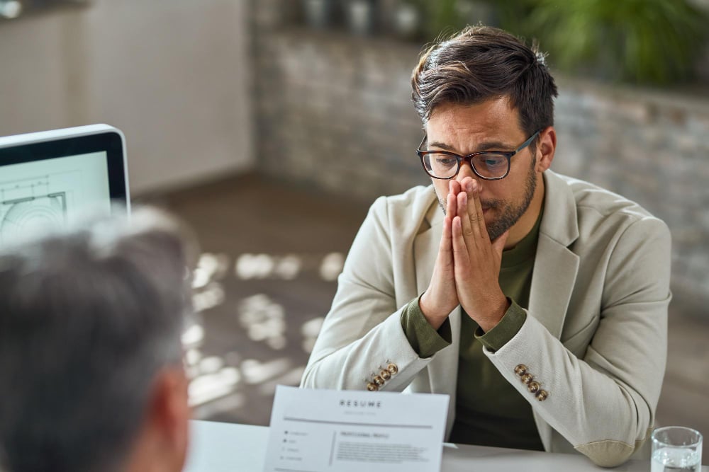 Escena de orientación legal relacionada con deudas