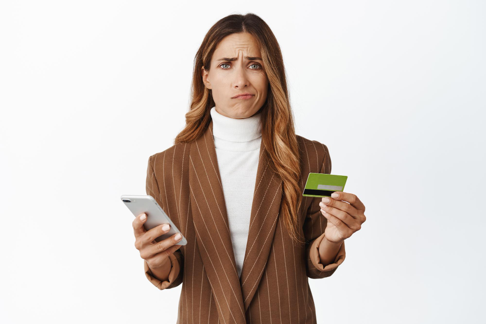 Mujer preocupada mientras sostiene una tarjeta