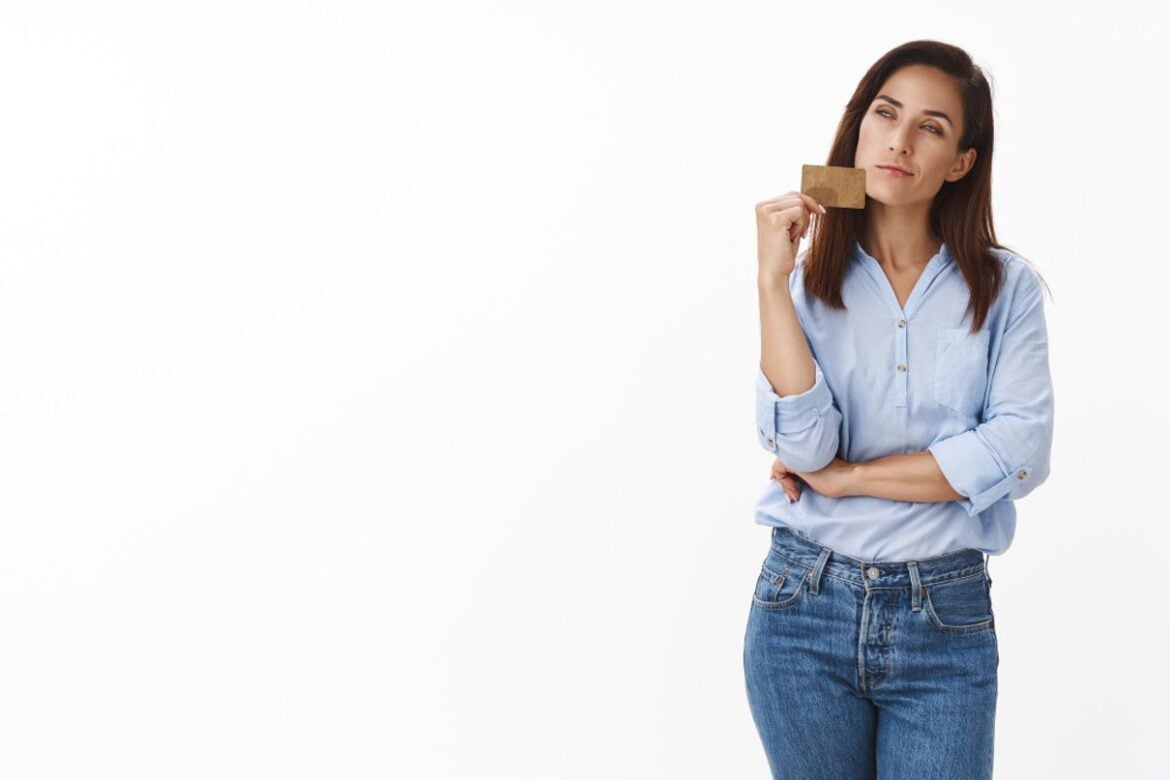 Mujer sosteniendo una tarjeta en blanco