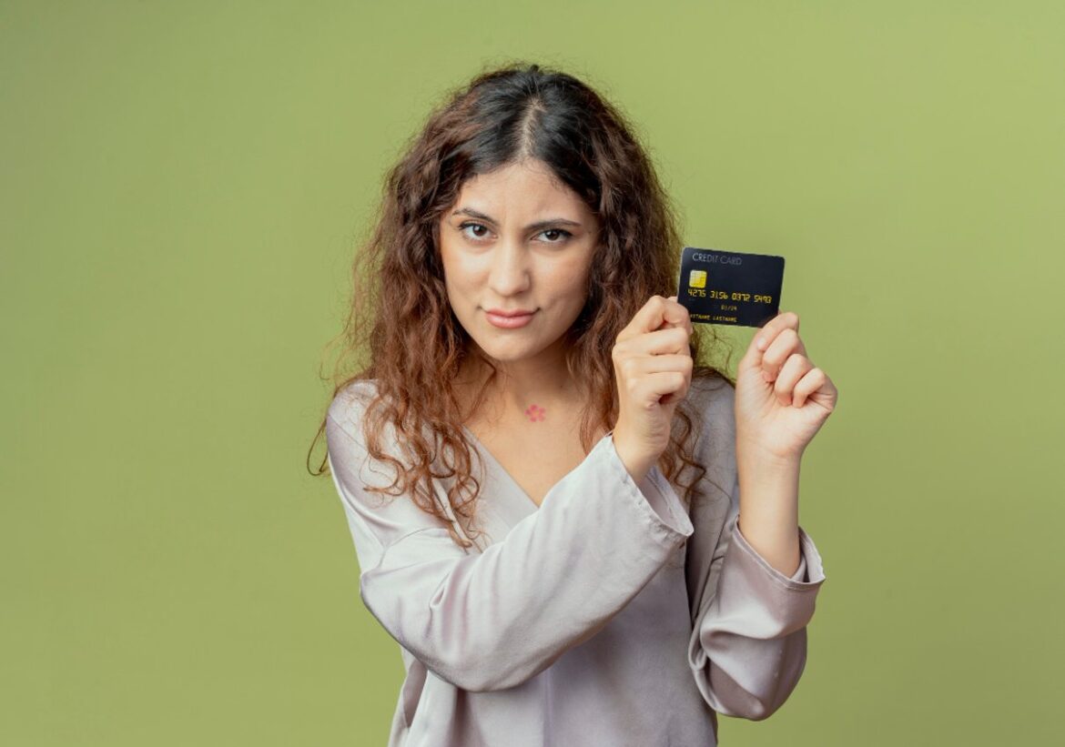 Mujer sosteniendo una tarjeta bancaria