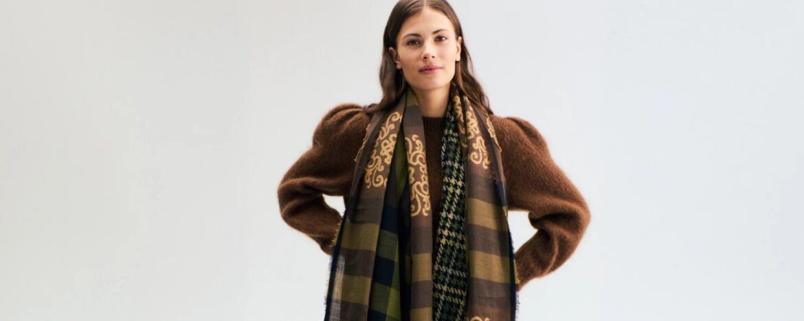Model mit Codello-Schal im Muster-Mix
