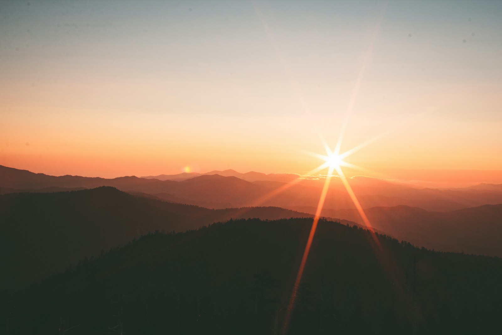 Sonnenuntergang über Bergkämmen