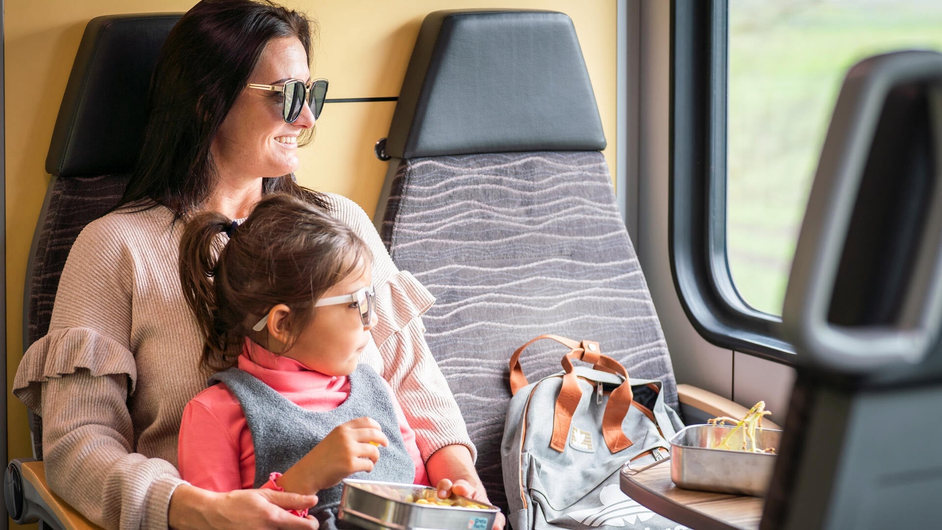 Mutter und Tochter reisen gemeinsam im Regionalzug