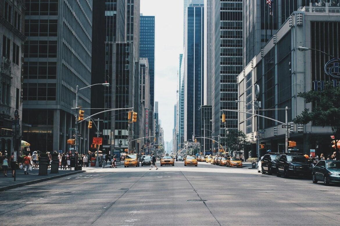 Straße mit Taxis in New York