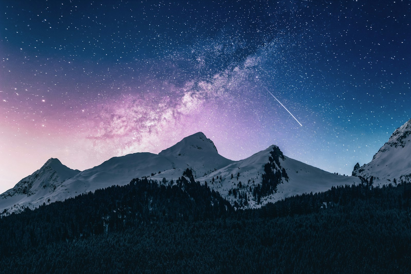 Verschneite Berge unter einem sternenklaren Himmel