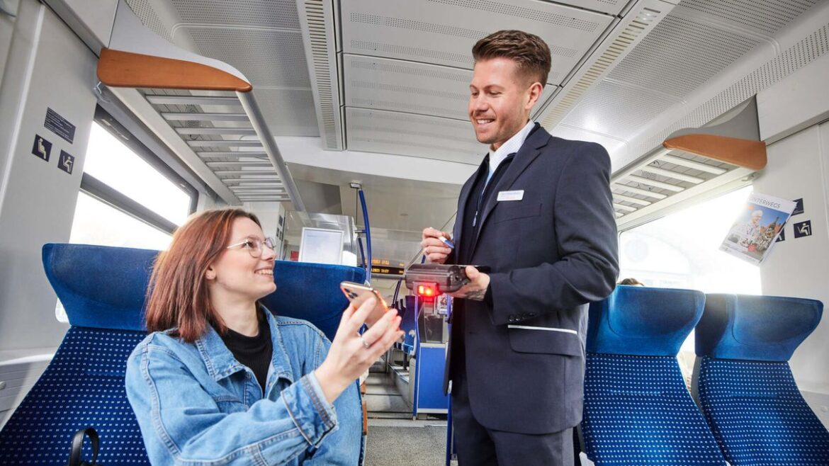 Fahrkartenkontrolle im Inneren eines Regionalzugs