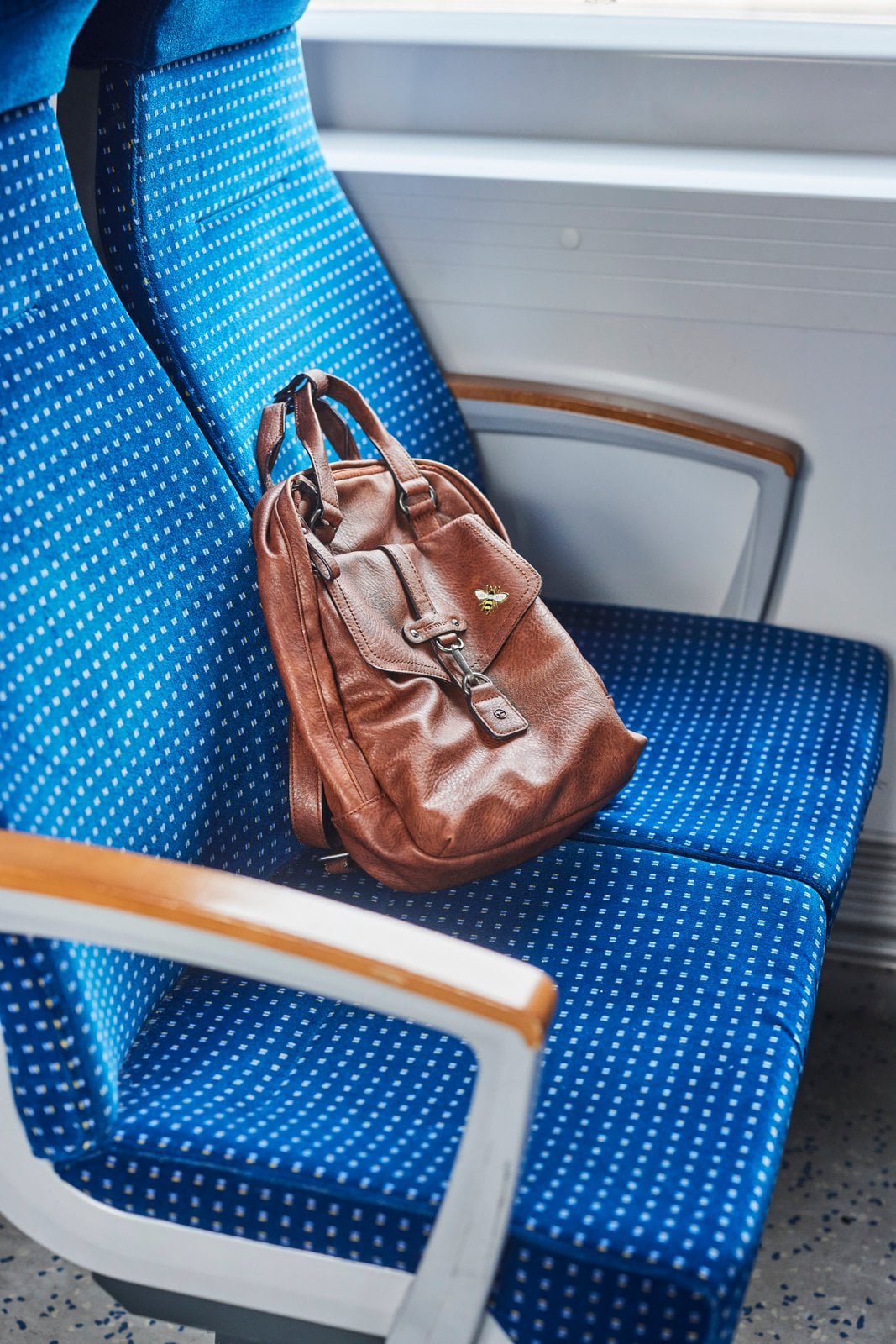 Nahverkehrszug auf einer Regionalstrecke